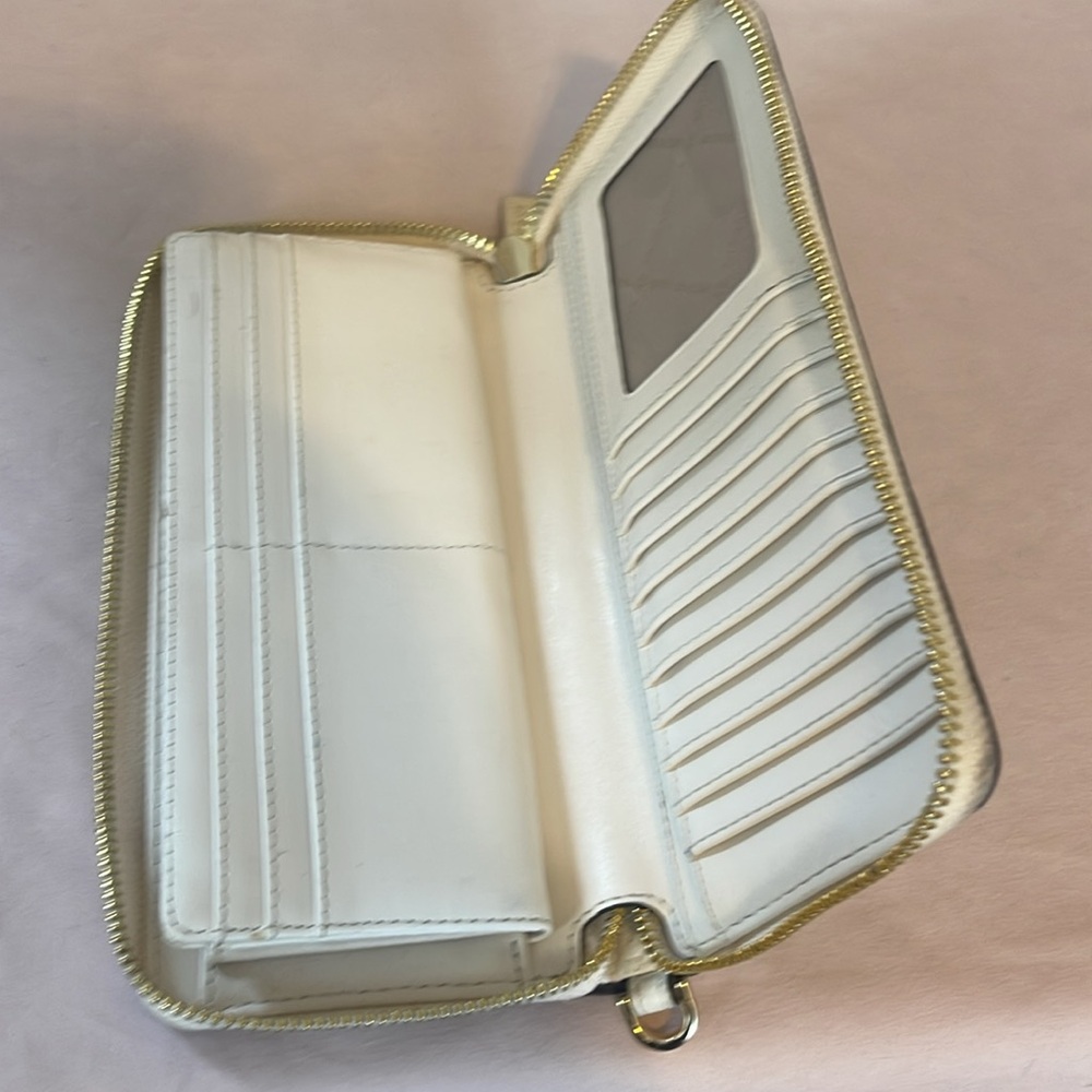 Michael Kors White Oversized Jet Set Leather Travel Wallet - Picture 4 of 6